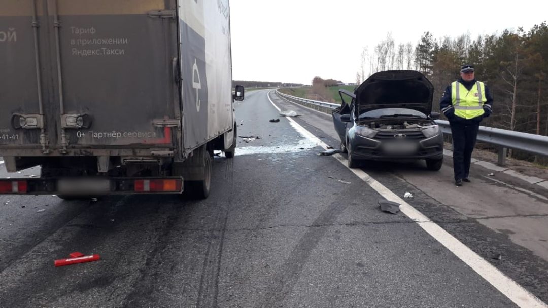 На трассе в Татарстане произошло лобовое столкновение легковушки и грузовика 